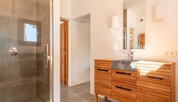 Resa estates Ibiza for sale te koop villa port des torrent zwembad bathroom hower.jpg